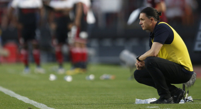 Técnico Maurício Barbieri observa jogo do RB Bragantino 