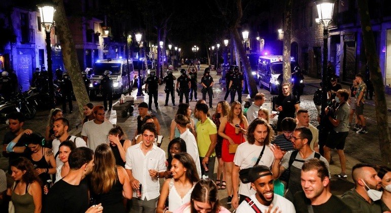 Na Espanha, por exemplo, festas e aglomerações levaram país a decretar toque de recolher