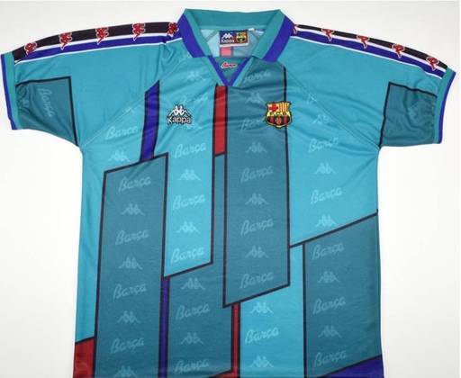 Barcelona - Espanha - O poderoso clube catalão já teve essa camisa de time de pelada, na cor verde água com detalhes em azul e grená. Foi na longínqua temporada 1996/1997 e o atacante Ronaldo Fenômeno foi obrigado a usá-la.
