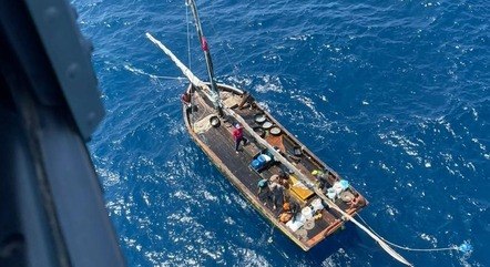 Marinha retirou tripulantes com helicóptero