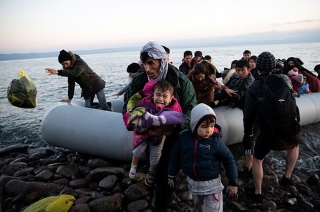 Imigrantes desembarcam em ilha grega