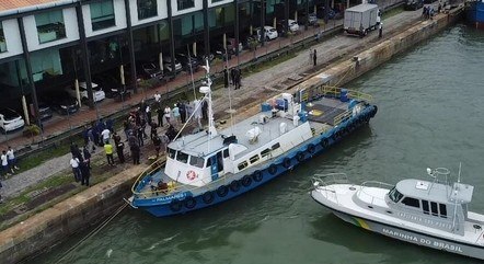 Embarcação foi rebocada até o porto de Recife