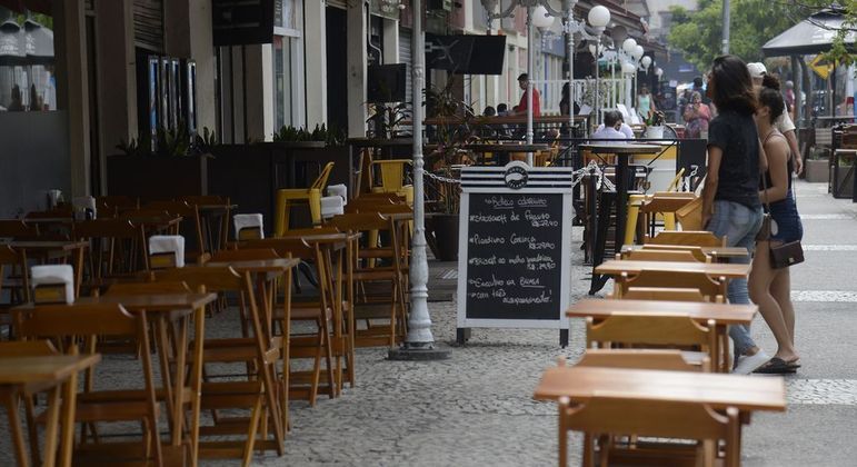 Dos bares e restaurantes que sobreviveram, mais de 70% estão tendo prejuízos, aponta Abrasel