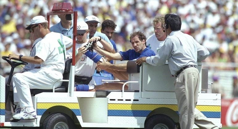 Sob o olhar de Baggio, as dores de Baresi, na saída do campo para a artroscopia de joelho