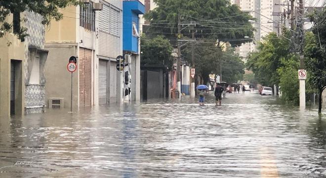 Fevereiro já tem o segundo maior volume de chuva em 77 anos, diz Inmet