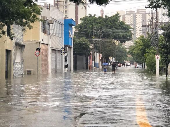 Rua da região da Barra Funda, na zona oeste de São Paulo, totalmente alagadas por causa da chuva que se estende desde a noite deste domingo (9)