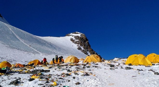 Corpos também estão aparecendo no acampamento 4