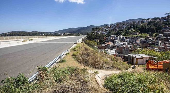 Barracos são montados nas laterais das pistas do Rodoanel