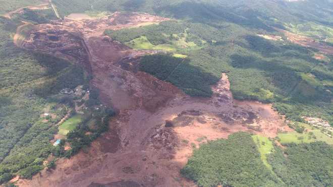 O rompimento de uma barragem na tarde desta sexta-feira (25) em Brumadinho, na região metropolitana de Belo Horizonte, deixou rastros de destruição na região. Cinco aeronaves do Corpo de Bombeiros, do Exército e das Polícias Civil e Militar estão no local para o resgate e atendimento das vítimas