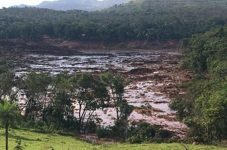 Local onde ficava pousada é tomado por lama