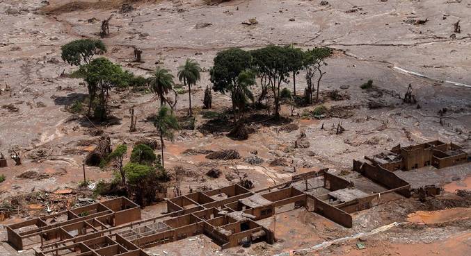 Rompimento da barragem de Mariana causou a morte de 19 pessoas e diversos impactos ambientais
