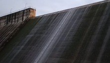 Com chuvas intensas, barragem do Rio Descoberto transborda no DF 