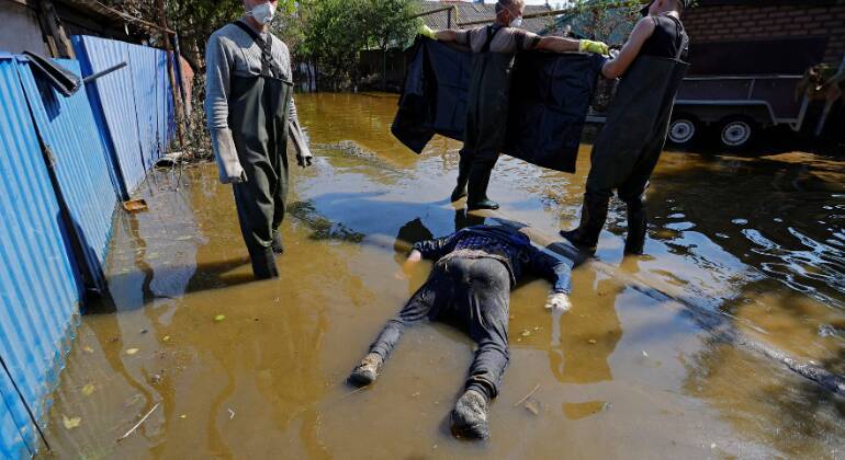 Alguns corpos, molhados e boiando, podem ser encontrados em residências ou vielas, como reportou a Reuters. Nos grupos de Telegram, ucranianos afastados do epicentro do incidente lamentam a situação e oferecem refúgio temporário aos seus compatriotas. 