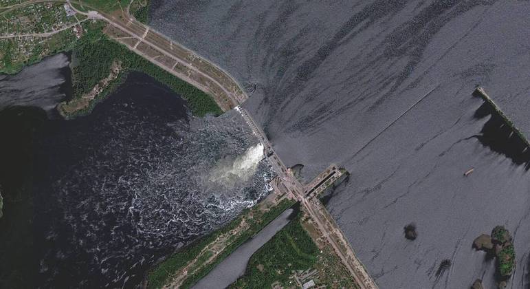 Imagem de satélite mostra a barragem Nova Kakhovka antes do ataque