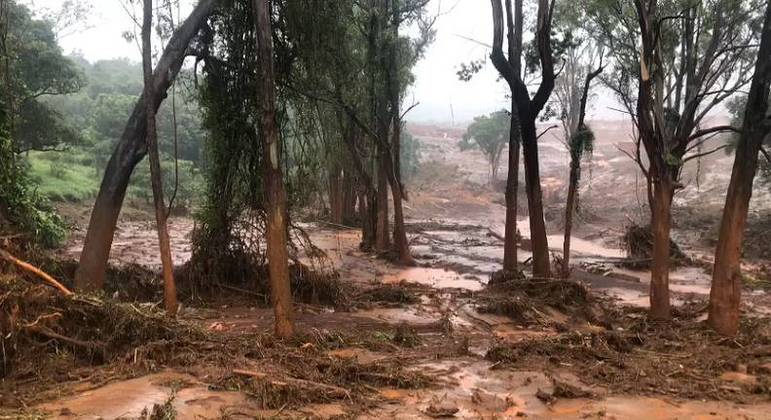 Lama invadiu a BR-040, em Nova Lima, na Grande BH