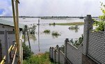 A Ucrânia afirmou que a destruição da barragem aumenta rapidamente o risco de uma 'catástrofe nuclear' na central de Zaporizhzhia, que usa água da represa atingida para sua refrigeração, mas a Rússia e a AIEA (Agência Internacional de Energia Nuclear) descartaram um perigo imediato