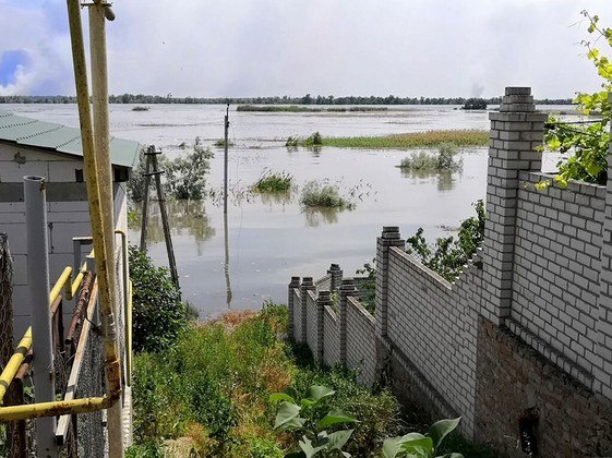 A Ucrânia afirmou que a destruição da barragem aumenta rapidamente o risco de uma 'catástrofe nuclear' na central de Zaporizhzhia, que usa água da represa atingida para sua refrigeração, mas a Rússia e a AIEA (Agência Internacional de Energia Nuclear) descartaram um perigo imediato