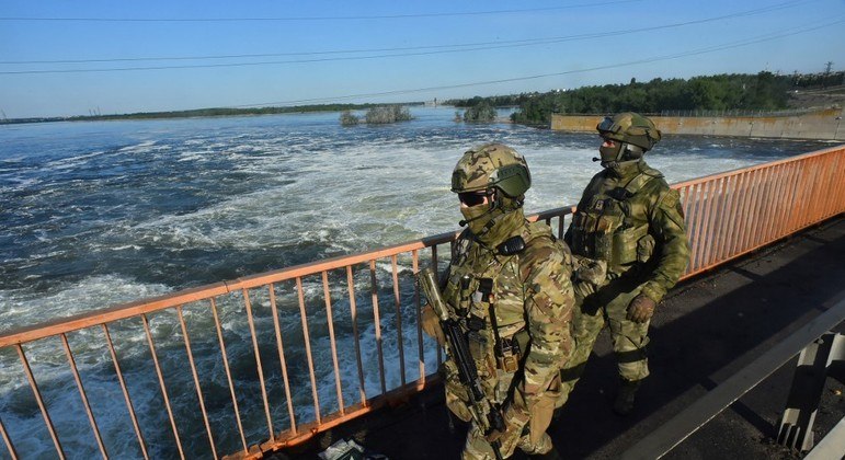Soldados russos fazem a guarda da barragem da usina hidrelétrica de Nova Kakhovka