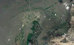 Imagens divulgadas pela AFP, nesta quarta-feira (7), mostram o rompimento da barragem ucraniana visto do espaço. A companhia Planet Labs fez um comparativo entre os terrenos antes e depois da inundação 