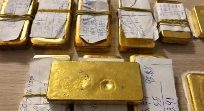 As 12 barras de ouro apreendidas somam R$ 1,3 milhão e pesam 8,9 kg