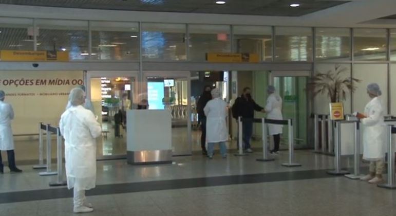 Barreiras sanitárias foram montadas dentro de aeroporto em São Paulo