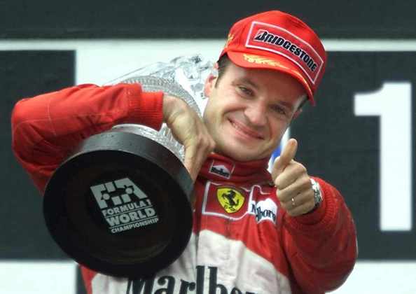 Barrichello exibiu orgulhoso seu troféu