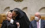 O novo presidente do STF beija o rosto da ministra Rosa Weber, que se aposentou da Corte na última quarta-feira (27)