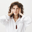Irritação com o som de alguém mastigando seu ao lado pode ser misofonia (Freepik)