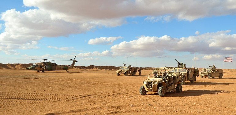 17º dia — A base militar de Al-Tanf, operada pelos
Estados Unidos no sul da Síria, foi atacada pela milícia
Resistência Islâmica, patrocinada pelo Irã. Bases americanas no Oriente Médio
têm sido alvo desde o início da guerra, e mais de 20 militares
americanos ficaram feridos
