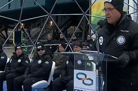 Autoridades discursaram na reinauguração da base
