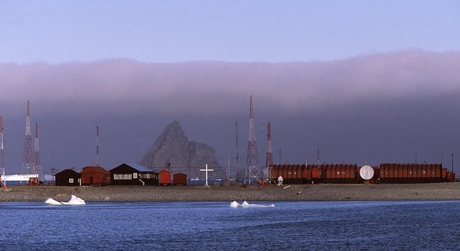 A Base de Orcadas da Argentina, localizada na Ilha Laurie (parte das Ilhas Orkney do Sul, Antártida) é a estação permanente mais antiga do continente branco