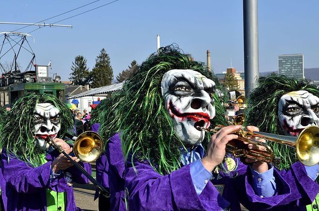 Basileia, na Suíça - Denominado Fasnacht, o maior Carnaval suíço começa na segunda-feira que antecede a Quarta de Cinzas e dura 72 horas. Bandas de músicos e blocos de mascarados desfilam pelas ruas da cidade localizada às margens do rio Reno. 