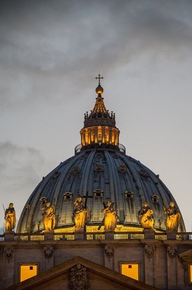 BASÍLICA DE SÃO PEDRO (Vaticano) - Com uma área de 23 mil m², pode receber até 60 mil devotos de uma só vez. É o maior e mais importante edifício religioso do Catolicismo e um dos locais do Cristianismo mais visitados no mundo.