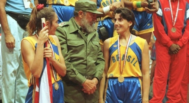 Hortência e Paula, premiadas por Fidel Castro, na conquista do Pan de 1991