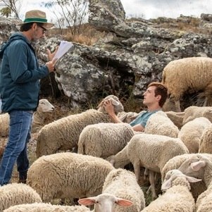 Leonardo Miranda e Gabriel Vivan durante gravações de “Reis”, em Minas Gerais