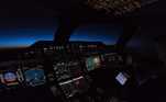 O piloto mostra também como a cabine fica durante voos noturnos e explica como são vistas as coordenadas do voo