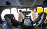 O youtuber também mostra a cabine de comando onde os responsáveis pelos voos controlam o avião