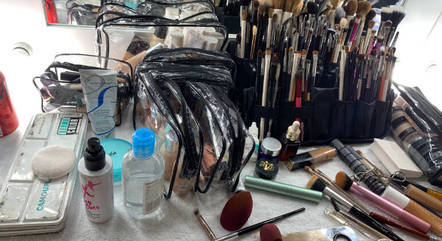 Bancada de make bagunçada depois de um dia de produção desenfreada