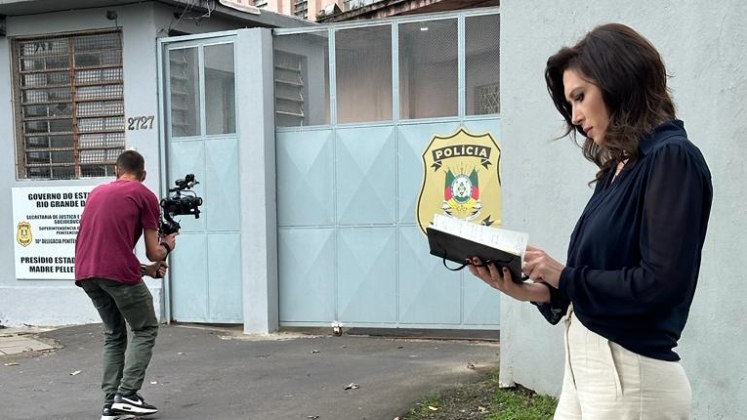 Com repórter cinematográfico Juarez Rossi, no presídio em Porto Alegre (RS)