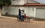 Por trás das câmeras! Confira 21 momentos da equipe do Doc Investigação por trás das câmeras, por Thais Furlan:'Peguei carona com um motociclista que passava para fazer imagens rapidamente de um local de crime em Coribe, na Bahia'