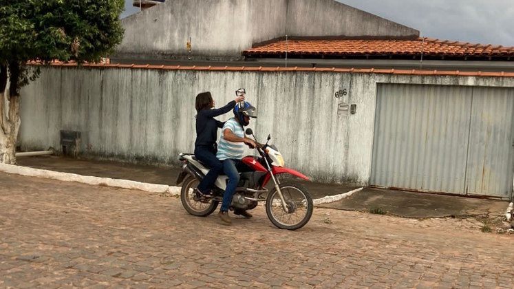 Por trás das câmeras! Confira 21 momentos da equipe do Doc Investigação por trás das câmeras, por Thais Furlan:'Peguei carona com um motociclista que passava para fazer imagens rapidamente de um local de crime em Coribe, na Bahia'