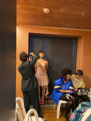 Mnisis faz uma proposta artesanal para o streetwear e moda praia, além de um trabalho com acessórios em resina. O nome vem de Anamnesis, que é a inspiração de algumas das teorias de Platão e estudos de Sócrates que, bem resumidamente, nos ensinam que aprender é recordar