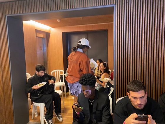 O R7 acompanhou os bastidores do desfile e a correria minutos antes dos modelos entrarem na passarela