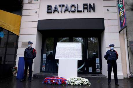 Homenagens
 após atentado à casa de shows Bataclan, em Paris ( Thomas Samson/Reuters - 13.11.2021)