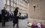 A vice-presidente dos Estados Unidos, Kamala Harris, que está em visita à França, depositou um buquê de flores brancas em frente ao café Carillon 