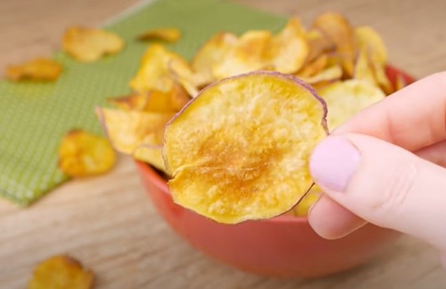 Batata chips - As batatas ainda são transformadas no modelo chips, cheios de sal e com adição de sabores artificiais. Nada natural. 