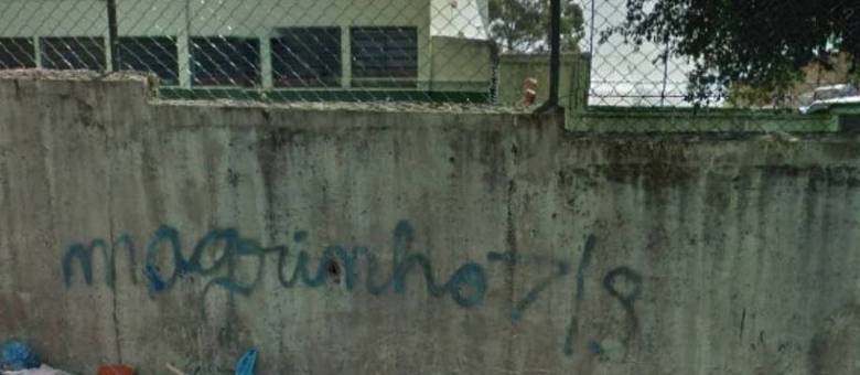 Pichação com nome de Magrinho, suposto dono de arma usada por Batata (Reprodução/Google Street View)