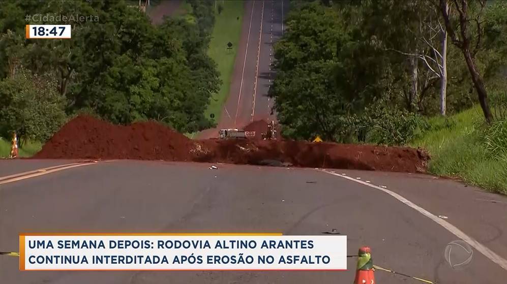 Bizarro! Excesso de umidade na quadra suspende rodada no ATP de Nápoles -  Lance!