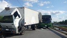 Ônibus bate em caminhão e deixa 5 feridos em Vespasiano (MG) 