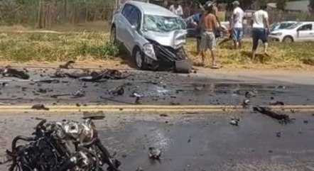 Parte da frente do carro fica destruída após acidente na BR-381